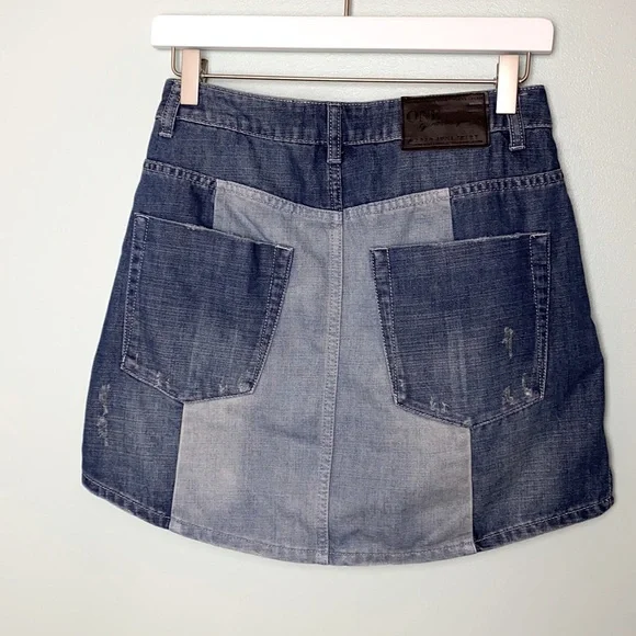 One Teaspoon Medium Wash Two-Tone Distressed Denim Mini Skirt. Size 27 - Picture 6 of 11